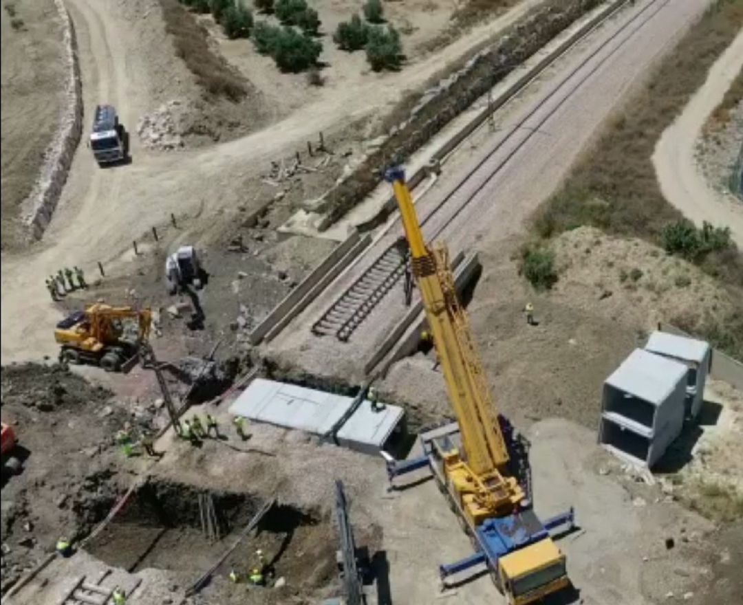 Obras para mejorar del drenaje bajo la vía en el tramo Linares-Villa del Río. Obras para mejorar del drenaje bajo la vía en el tramo Linares-Villa del Río.