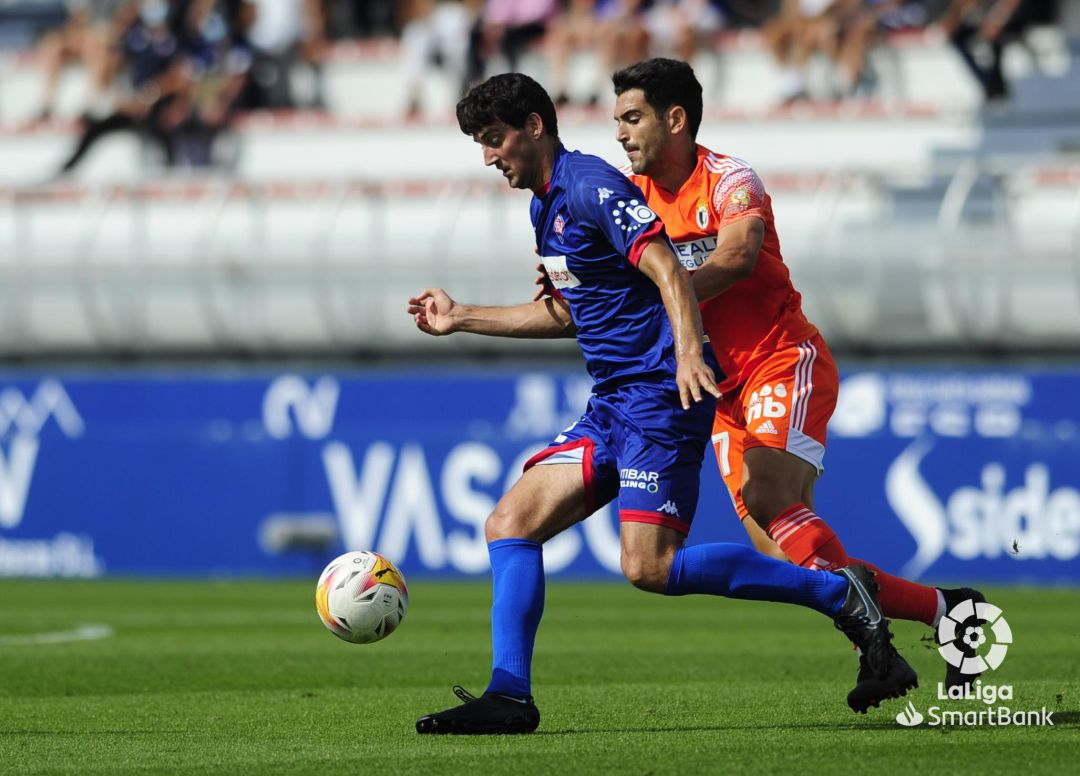 Mikel San José, durante su partido frente al Burgos. Mikel San José, durante su partido frente al Burgos.