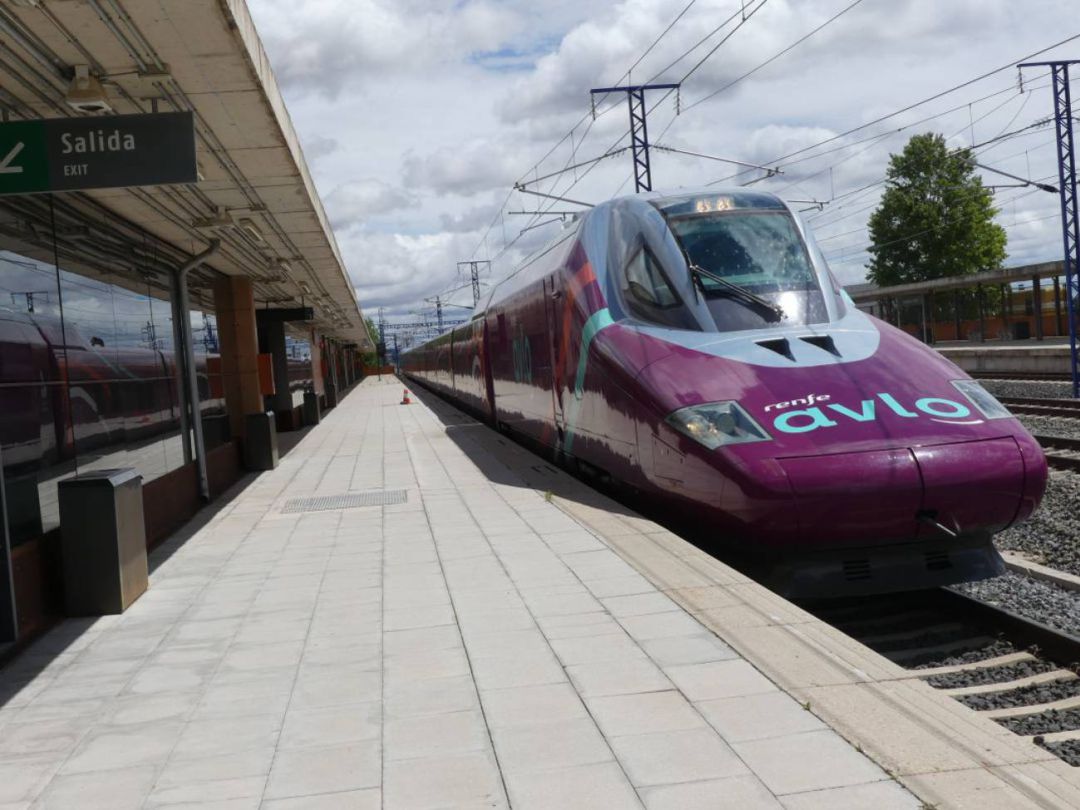 AVLO en la estación de Guadalajara-Yebes AVLO en la estación de Guadalajara-Yebes