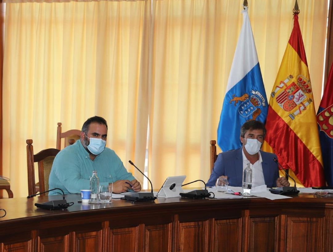 Samuel Martín y Pedro Sanginés, portavoces de CC-PNC en el Cabildo de Lanzarote. Samuel Martín y Pedro Sanginés, portavoces de CC-PNC en el Cabildo de Lanzarote.