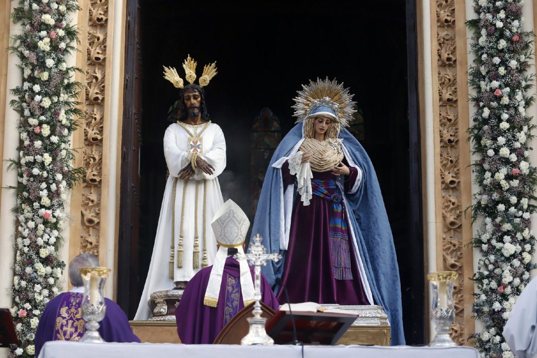 Nuestro Padres Jesús el Cautivo y María Santísima de la Trinidad Coronada a las puertas de su templo durante la celebración de la Misa del Alba celebrada al aire libre y restringida por las restricciones de la COVID. Málaga a 27 de marzo 2021 Nuestro Padres Jesús el Cautivo y María Santísima de la Trinidad Coronada a las puertas de su templo durante la celebración de la Misa del Alba celebrada al aire libre y restringida por las restricciones de la COVID. Málaga a 27 de marzo 2021