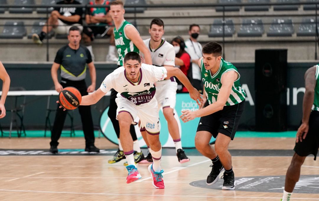 Edgar Vicedo continuará un mes con la primera plantilla del Unicaja. Edgar Vicedo continuará un mes con la primera plantilla del Unicaja.