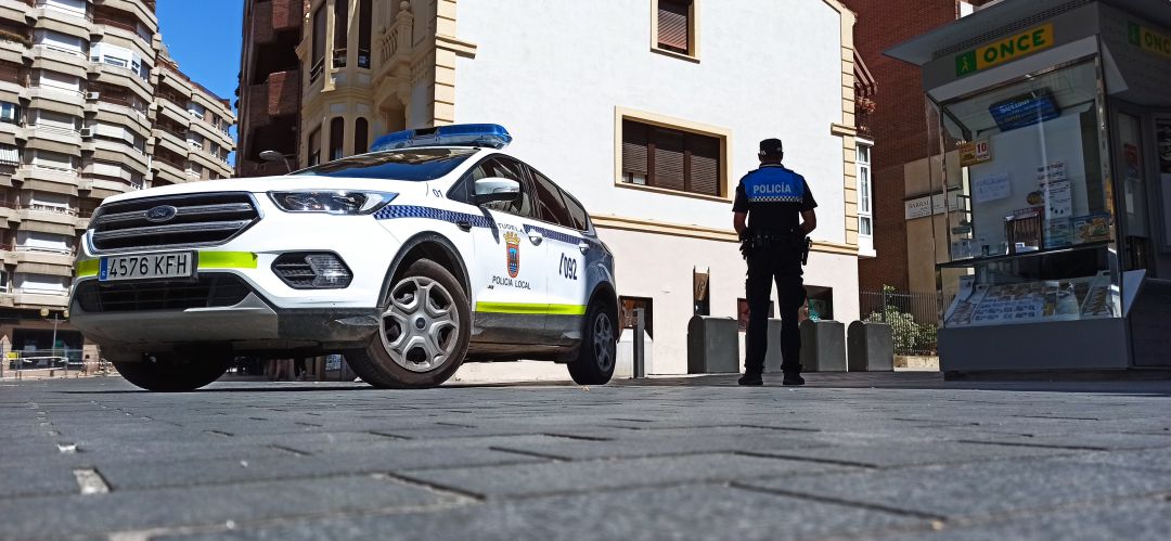 Una patrulla en el centro de la ciudad Una patrulla en el centro de la ciudad