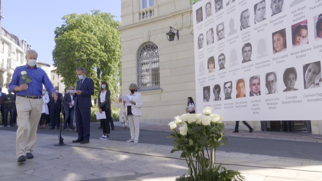 Un momento del acto celebrado en homenaje a las víctimas del terrorista Henri Parot celebrado en Vitoria..
Un momento del acto celebrado en homenaje a las víctimas del terrorista Henri Parot celebrado en Vitoria..