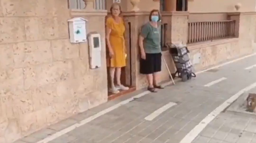 Captura del vídeo en el que se puede ver como el carril bici se encuentra justo en la puerta del domicilio de la mujer Captura del vídeo en el que se puede ver como el carril bici se encuentra justo en la puerta del domicilio de la mujer