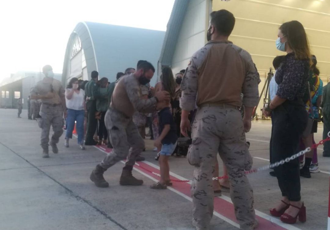 Momento del encuentro de los militares con sus familias Momento del encuentro de los militares con sus familias