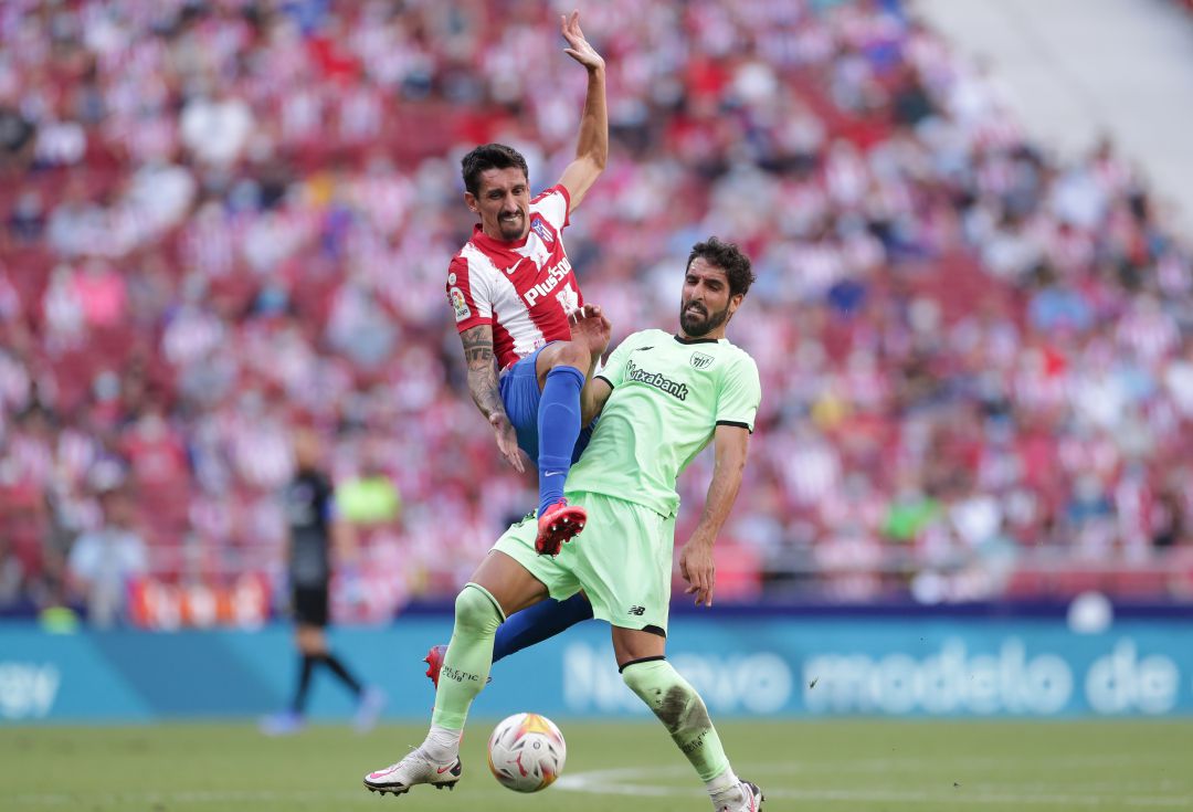 Savic y Raúl García pelean por un balón durante el partido Savic y Raúl García pelean por un balón durante el partido