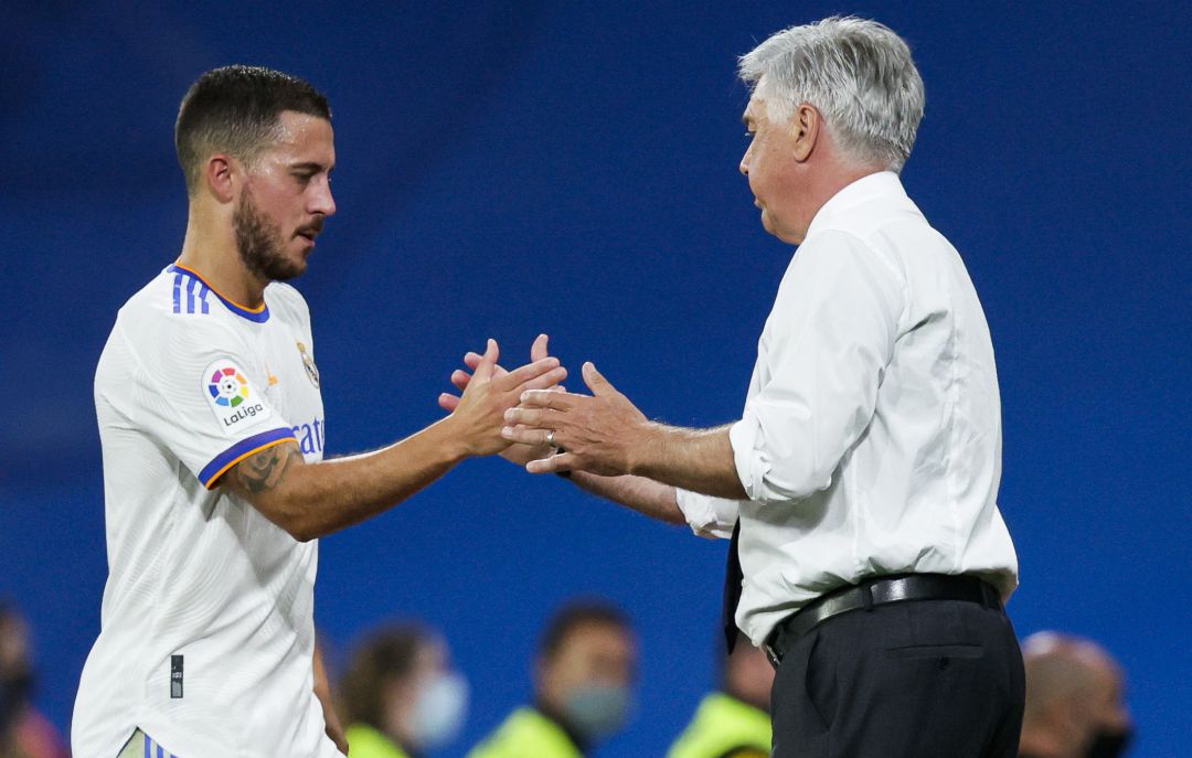 Ancelotti felicita a Hazard en uno de los últimos partidos Ancelotti felicita a Hazard en uno de los últimos partidos