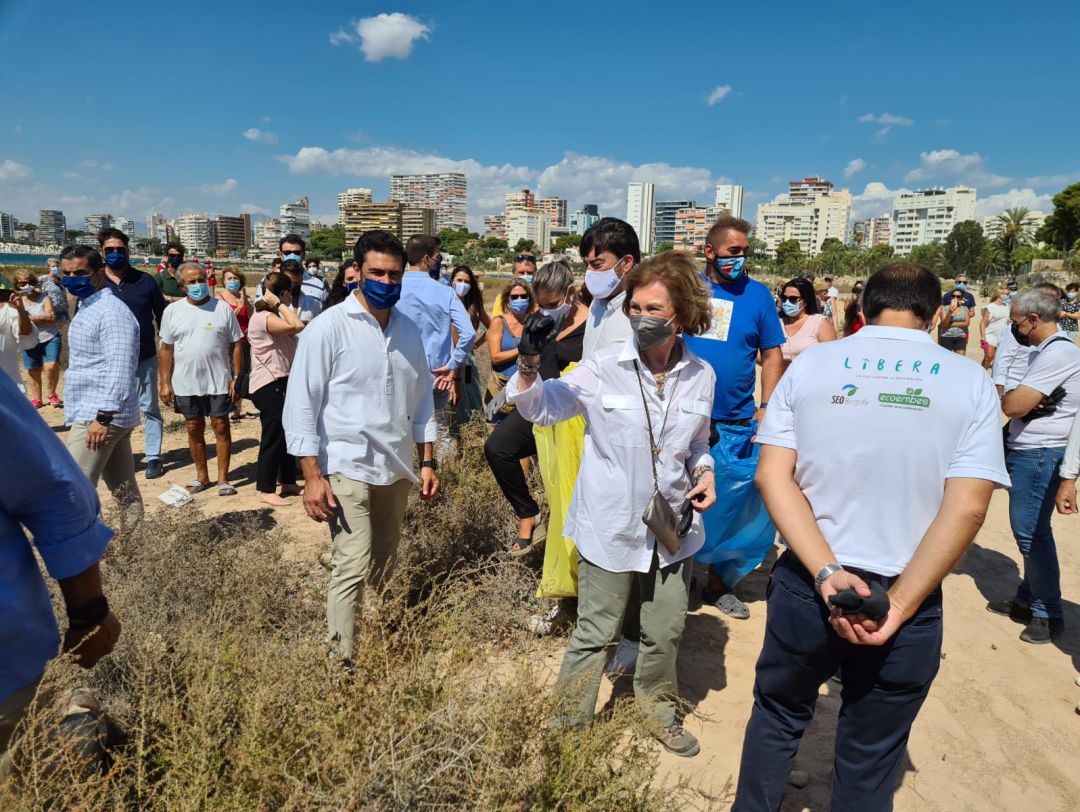 La Reina Doña Sofía en la recogida de residuos en la playa de La Almadraba La Reina Doña Sofía en la recogida de residuos en la playa de La Almadraba