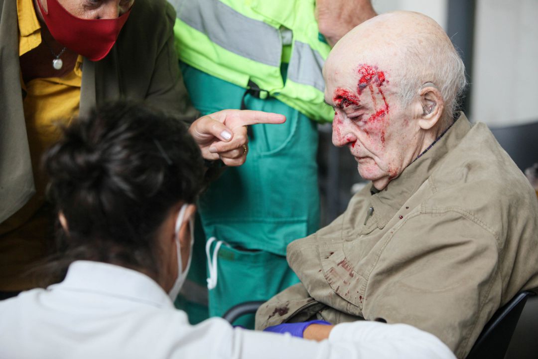 Un hombre con una herida en la cabeza tras los altercados generados por el enfrentamiento entre una concentración "en desagravio a las víctimas de ETA" y otra convocada por Sare Antifascista, a 18 de septiembre de 2021, en Arrasate (Mondragón), Guipúzcoa, Euskadi (España). Un hombre con una herida en la cabeza tras los altercados generados por el enfrentamiento entre una concentración "en desagravio a las víctimas de ETA" y otra convocada por Sare Antifascista, a 18 de septiembre de 2021, en Arrasate (Mondragón), Guipúzcoa, Euskadi (España).