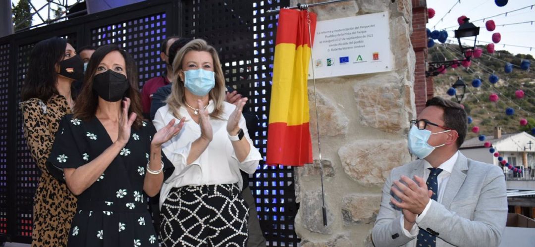 La delegada de la Junta en Jaén, Maribel Lozano, la directora general de Industrias, Innovación, y Cadena Alimentaria, Cristina del Toro y el alcalde de Torres, Roberto Moreno, han inaugurado las instalaciones. La delegada de la Junta en Jaén, Maribel Lozano, la directora general de Industrias, Innovación, y Cadena Alimentaria, Cristina del Toro y el alcalde de Torres, Roberto Moreno, han inaugurado las instalaciones.