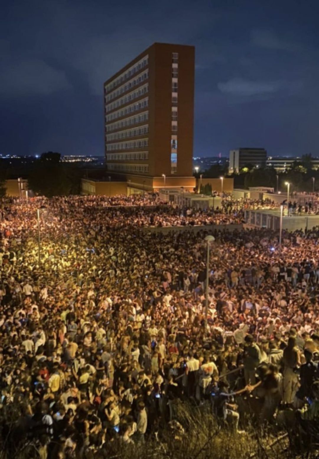 Miles de personas se concentran en CIU en un macrobotellón. Miles de personas se concentran en CIU en un macrobotellón.