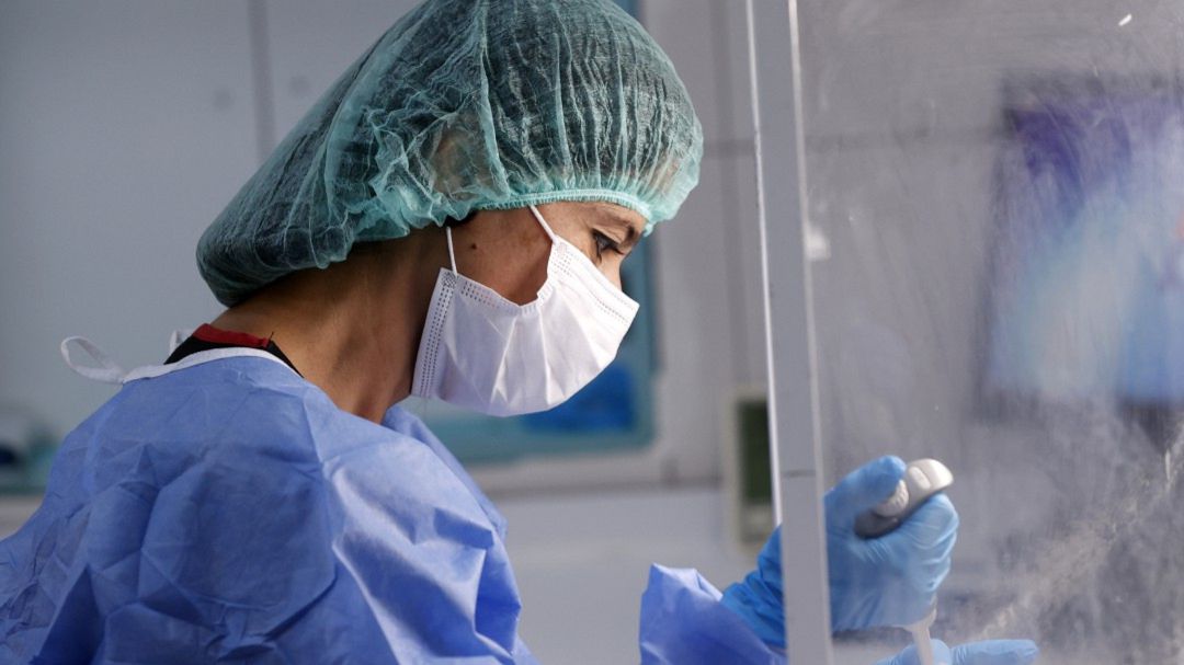 Una sanitaria trabajando. Una sanitaria trabajando.