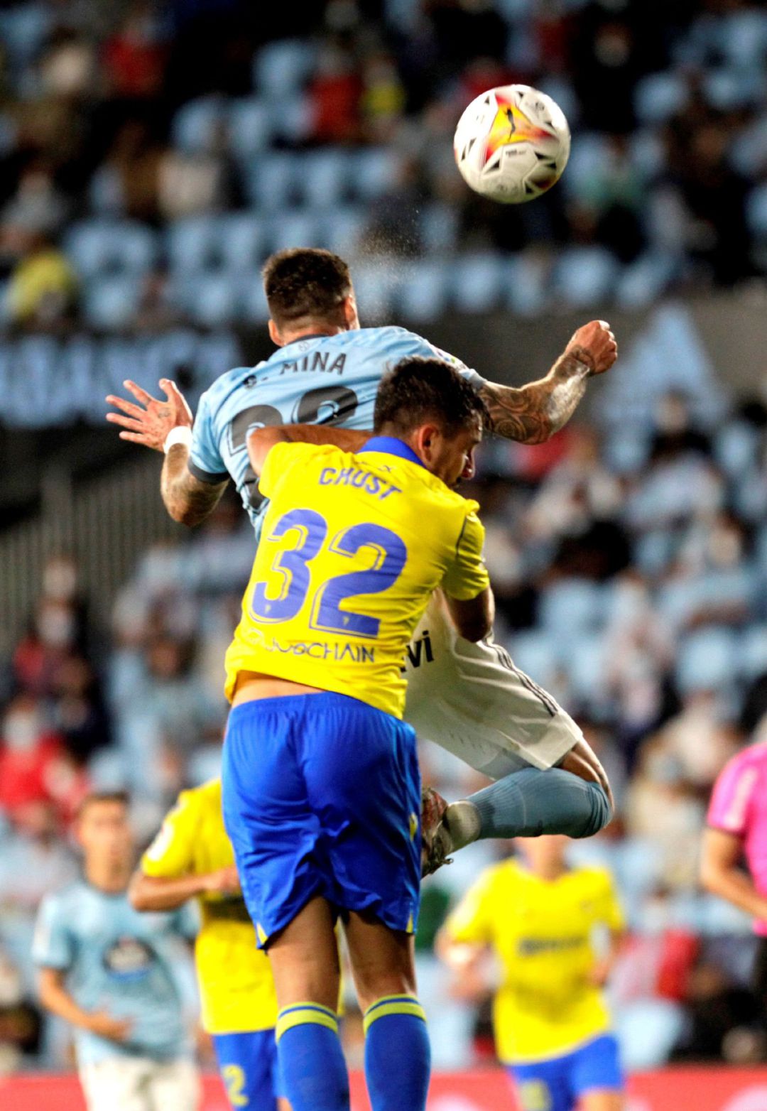 El delantero del Celta de Vigo Santi Mina (detrás) salta por un balón con Victor Chust El delantero del Celta de Vigo Santi Mina (detrás) salta por un balón con Victor Chust