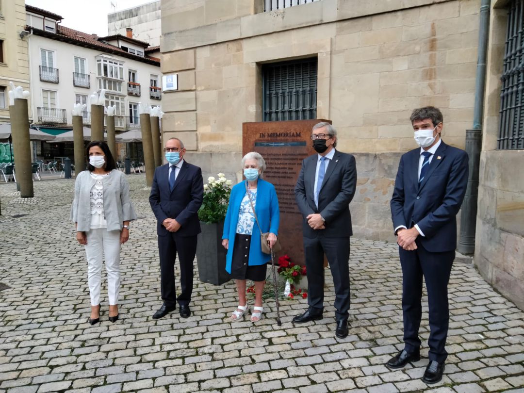Carmen Saltó, nieta del Teodoro Olarte acompañada de representantes institucionales Carmen Saltó, nieta del Teodoro Olarte acompañada de representantes institucionales