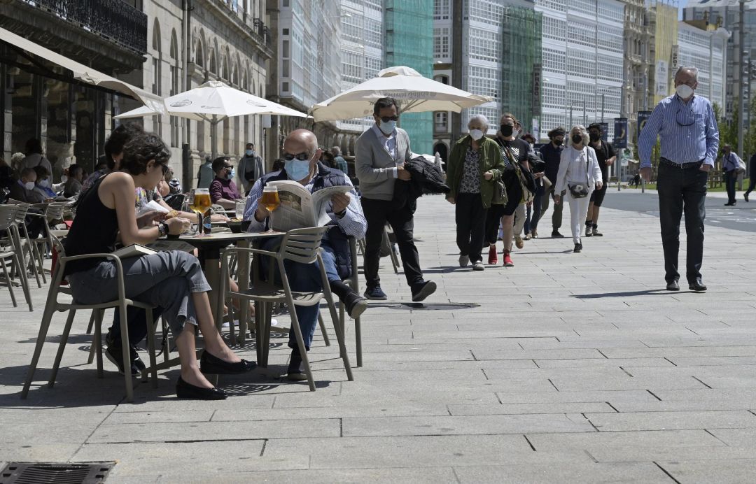 Un grupo de personas charla en la terraza de un local de hostelería de A Coruña. Un grupo de personas charla en la terraza de un local de hostelería de A Coruña.