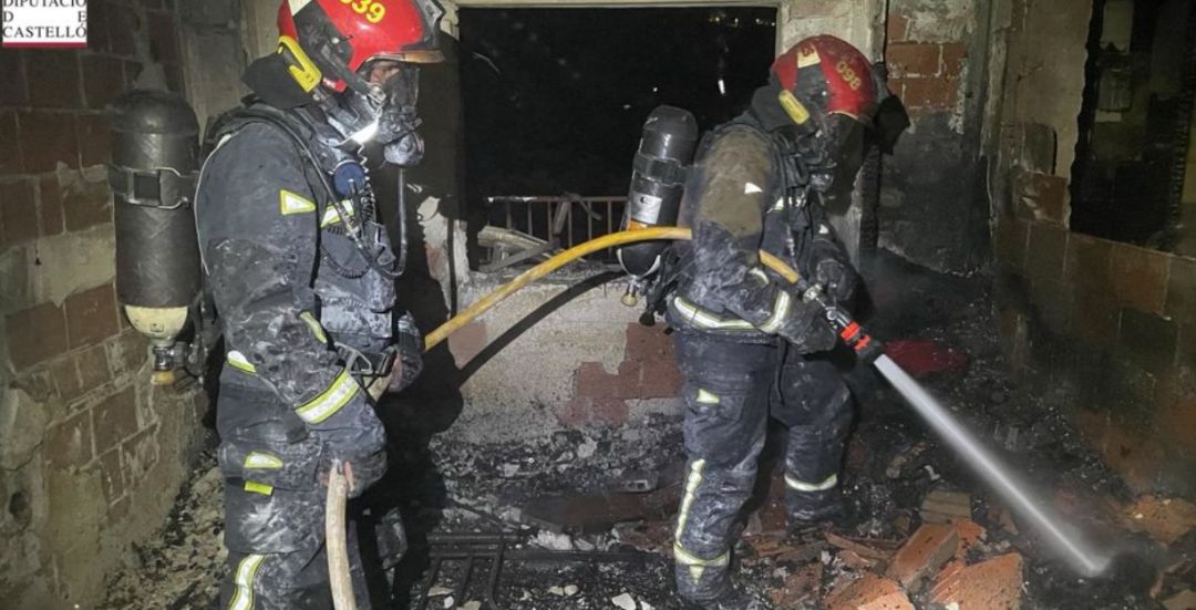 Efectivos de los Bomberos durante los trabajos de extinción en Benicàssim. Efectivos de los Bomberos durante los trabajos de extinción en Benicàssim.