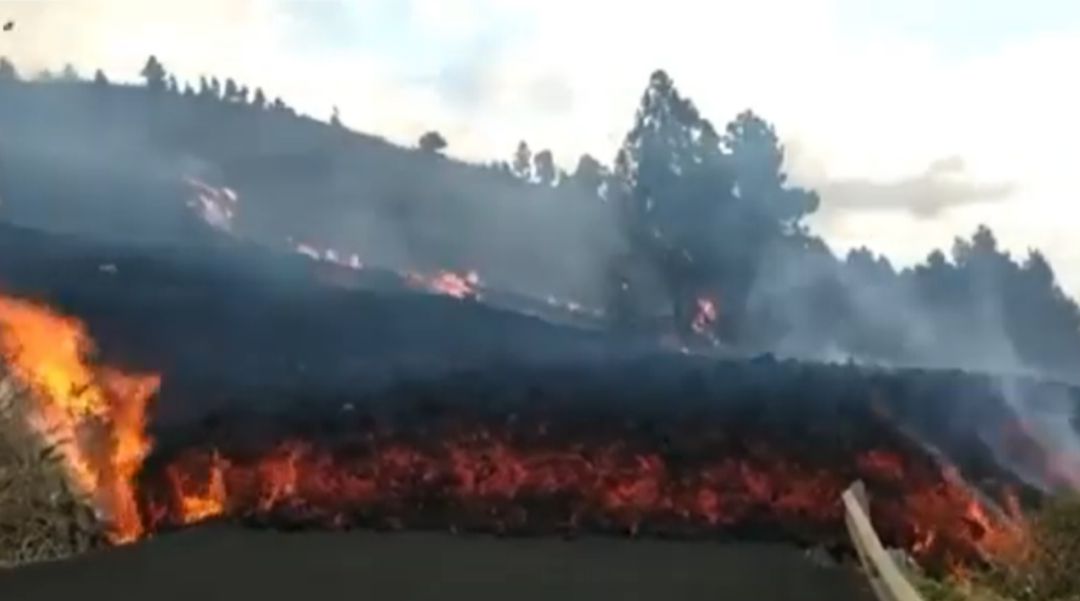 El magma bloqueando una carretera en La Palma El magma bloqueando una carretera en La Palma
