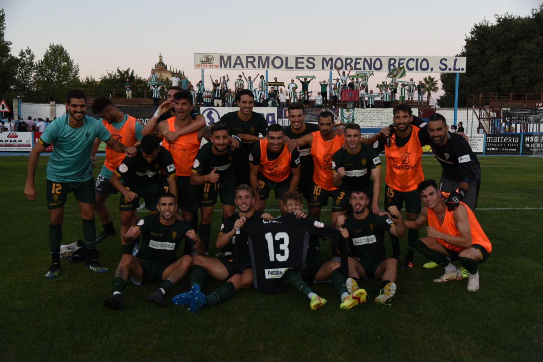 El equipo celebrando la victoria. El equipo celebrando la victoria.
