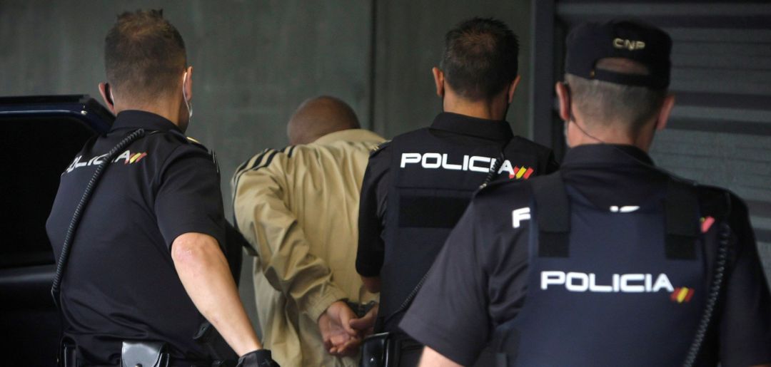 El presunto asesino de Mónica Marcos es conducido por varios agentes de la Policía Nacional al interior de los juzgados de A Coruña, donde unos minutos antes de las diez de la mañana de este domingo ha sido puesto a disposición judicial El presunto asesino de Mónica Marcos es conducido por varios agentes de la Policía Nacional al interior de los juzgados de A Coruña, donde unos minutos antes de las diez de la mañana de este domingo ha sido puesto a disposición judicial