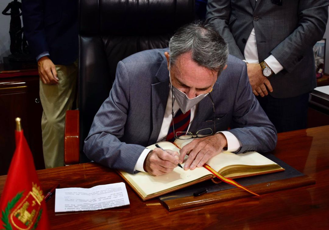 Manuel Guill Gran, Pdte. de Honor del Eldense, firmando en el Libro de Oro del Ayuntamiento de Elda Manuel Guill Gran, Pdte. de Honor del Eldense, firmando en el Libro de Oro del Ayuntamiento de Elda