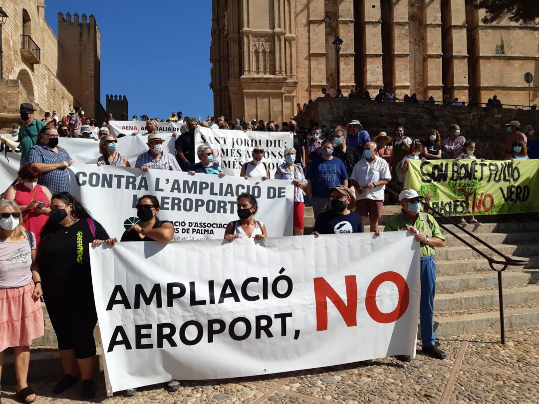 19-09-2021 Unas 500 personas, según la organización, participación en la concentración convocada por la plataforma contra la ampliación del aeropuerto de Palma y Son Bonet Pulmó Verd..
Alrededor de 500 personas, según la organización, se han concentrado este domingo, a las 12.00 horas, en las escaleras de La Seu, contra la"ampliación encubierta" del aeropuerto de Palma por parte de Aena y en solidaridad con quienes rechazan las ampliaciones que también pretende llevar a cabo la empresa en los aeropuertos de Barcelona y de Madrid.
SOCIEDAD ESPAÑA EUROPA ISLAS BALEARES AUTONOMÍAS
19-09-2021 Unas 500 personas, según la organización, participación en la concentración convocada por la plataforma contra la ampliación del aeropuerto de Palma y Son Bonet Pulmó Verd..
Alrededor de 500 personas, según la organización, se han concentrado este domingo, a las 12.00 horas, en las escaleras de La Seu, contra la"ampliación encubierta" del aeropuerto de Palma por parte de Aena y en solidaridad con quienes rechazan las ampliaciones que también pretende llevar a cabo la empresa en los aeropuertos de Barcelona y de Madrid.
SOCIEDAD ESPAÑA EUROPA ISLAS BALEARES AUTONOMÍAS