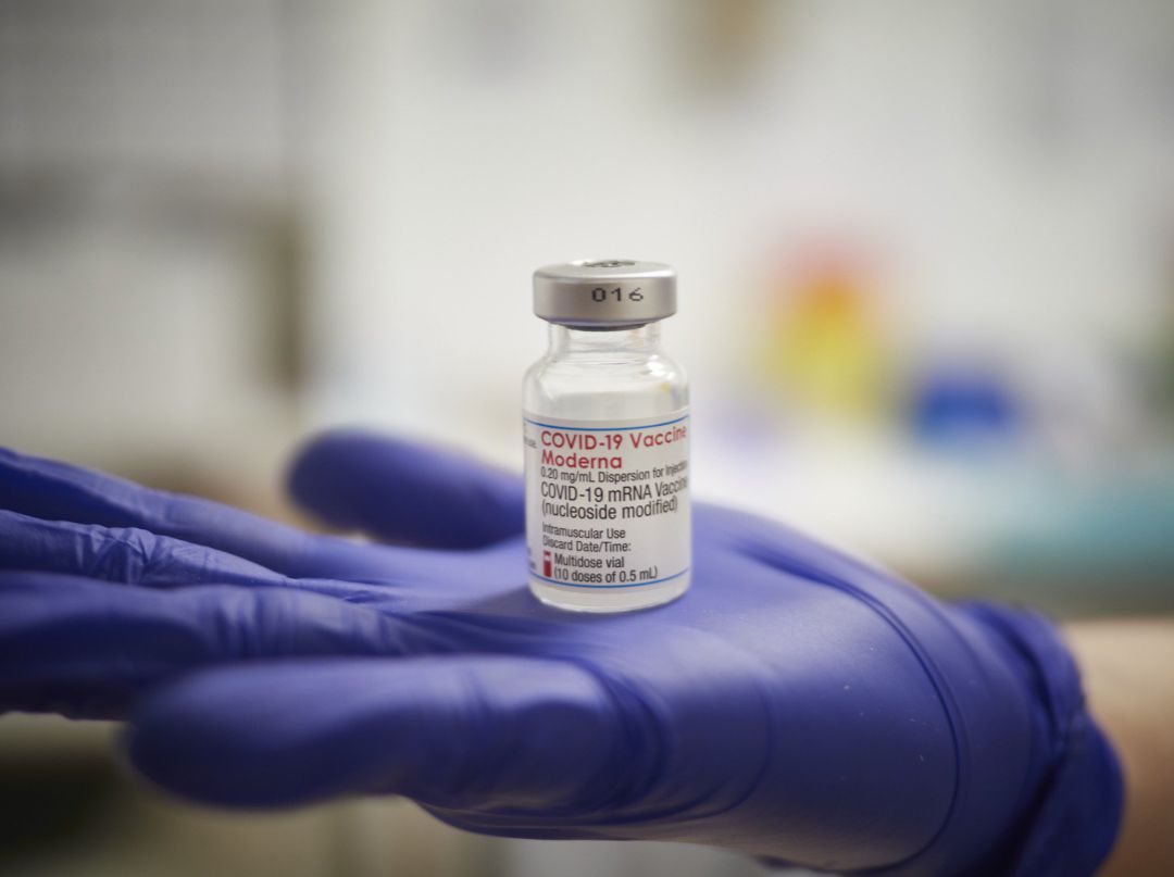 Archivo - Una profesional sanitaria sostiene un vial de la vacuna de Moderna contra la Covid-19 Archivo - Una profesional sanitaria sostiene un vial de la vacuna de Moderna contra la Covid-19