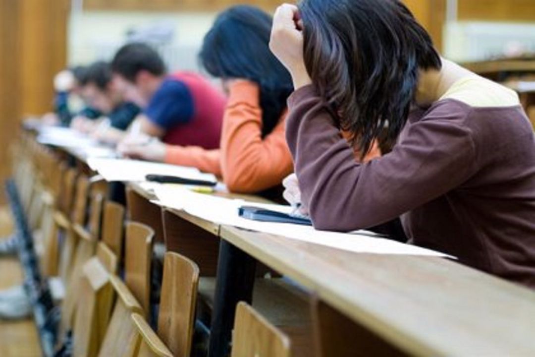 Un grupo de personas en un examen de OEP. Un grupo de personas en un examen de OEP.
