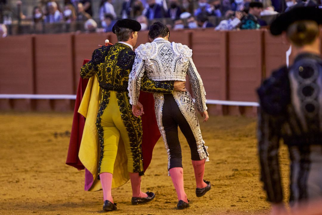Pablo Aguado se retira del ruedo tras una lesión en la rodilla derecha durante la corrida en la plaza de toros de la Real Maestranza de Caballería durante el primer festejo taurino de la Feria de San Miguel 2021 a 28 de septiembre de 2021 Pablo Aguado se retira del ruedo tras una lesión en la rodilla derecha durante la corrida en la plaza de toros de la Real Maestranza de Caballería durante el primer festejo taurino de la Feria de San Miguel 2021 a 28 de septiembre de 2021