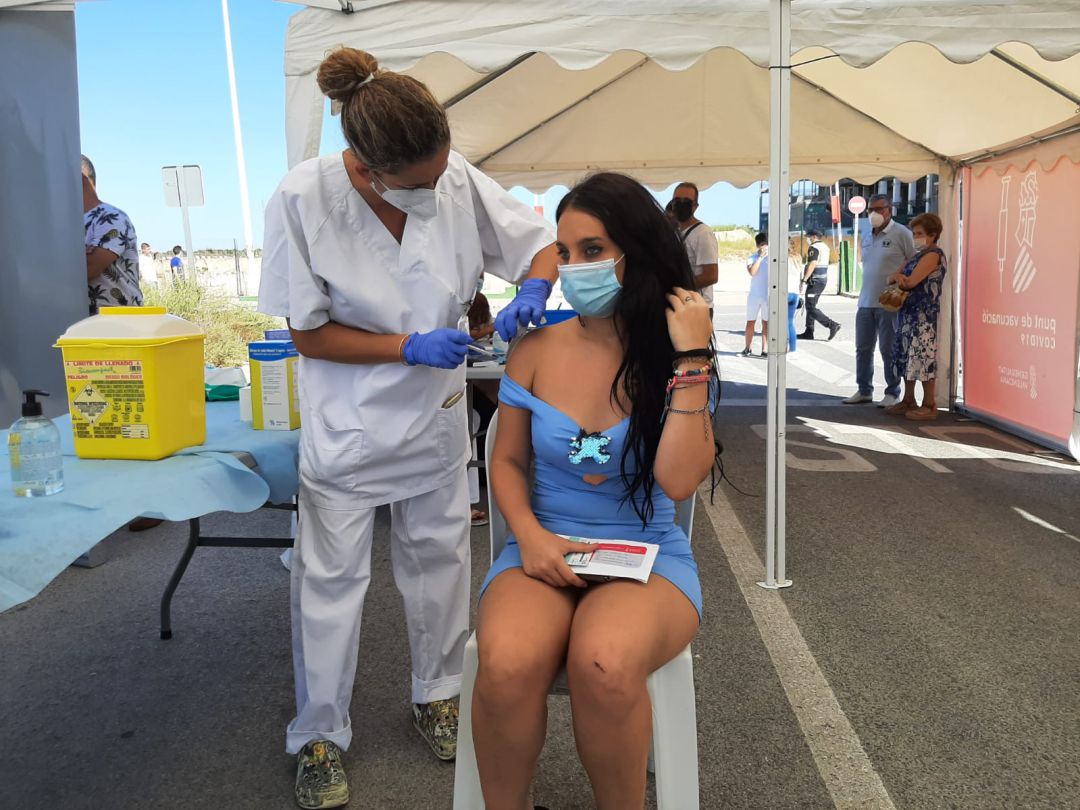 Una mujer recibe su primera dosis de la vacuna contra el coronavirus en los alrededores del estadio Martínez Valero de Elche. Una mujer recibe su primera dosis de la vacuna contra el coronavirus en los alrededores del estadio Martínez Valero de Elche.