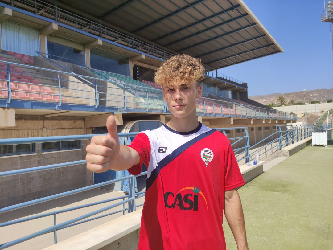 Joan, el hijo de Rubi, juega en La Cañada juvenil. Joan, el hijo de Rubi, juega en La Cañada juvenil.