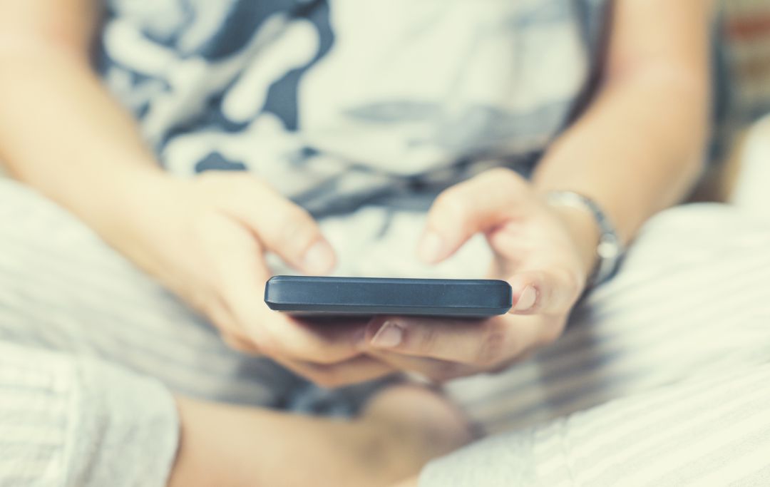 Una persona utiliza su teléfono móvil. Una persona utiliza su teléfono móvil.