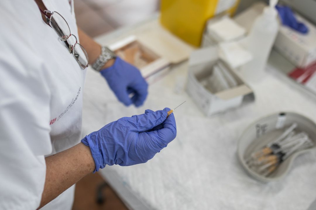 Una enfermera prepara una dosis de la vacuna. Una enfermera prepara una dosis de la vacuna.