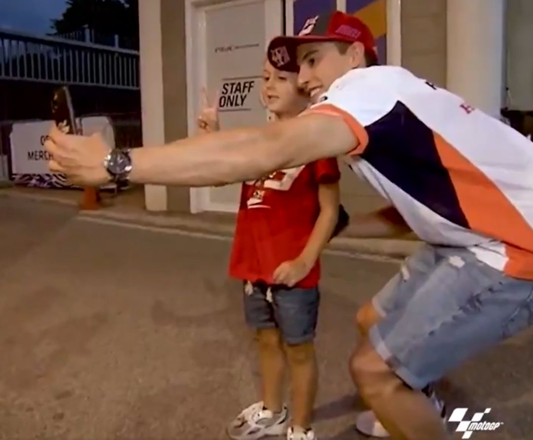 Marc Márquez posando con su fan de cinco años Marc Márquez posando con su fan de cinco años