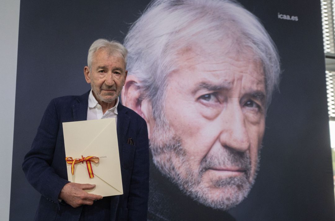 El actor José Sacristán posa con el Premio Nacional de Cinematografía 2021, este lunes en el centro cultural Tabakalera de San Sebastián. El actor José Sacristán posa con el Premio Nacional de Cinematografía 2021, este lunes en el centro cultural Tabakalera de San Sebastián.
