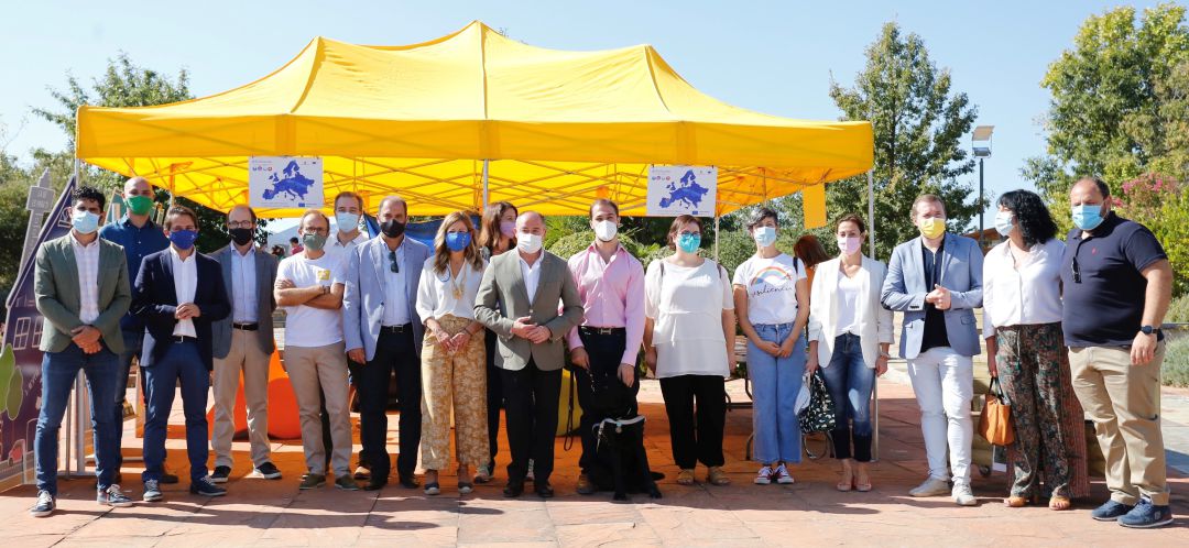 Foto de familia de esta jornada por el medio ambiente Foto de familia de esta jornada por el medio ambiente