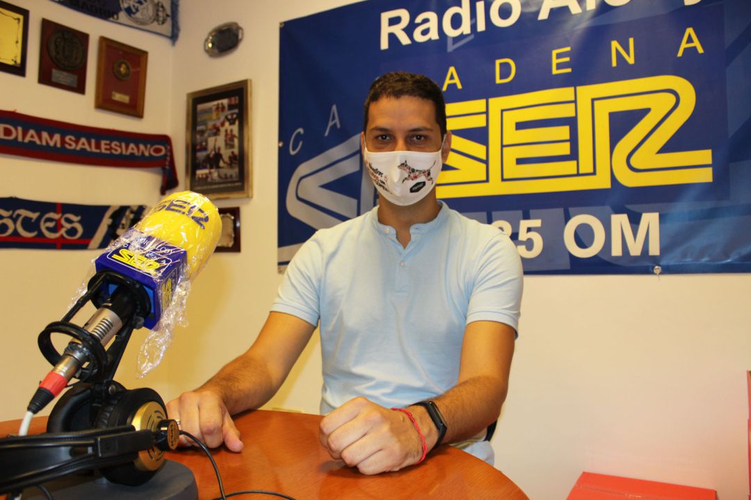 Ángel Segade, propietario de ISTLI Mascotas, en el estudio de Radio Alcoy Ángel Segade, propietario de ISTLI Mascotas, en el estudio de Radio Alcoy