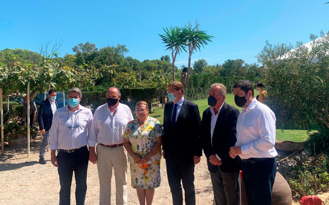 De izquierda a derecha: Pablo de Gracia, presidente de la Cámara de Comercio de Alcoy, José Vicente Morata, presidente de la Cámara de Valencia y del Consejo de Cámaras de Comercio, Lola Guillamón, presidenta de la Cámara de Castellón, Ximo Puig, presidente de la Generalitat Valenciana, Juan Riera, presidente de la Cámara de Alicante y Mario Martínez, presidente de la Cámara de Orihuela De izquierda a derecha: Pablo de Gracia, presidente de la Cámara de Comercio de Alcoy, José Vicente Morata, presidente de la Cámara de Valencia y del Consejo de Cámaras de Comercio, Lola Guillamón, presidenta de la Cámara de Castellón, Ximo Puig, presidente de la Generalitat Valenciana, Juan Riera, presidente de la Cámara de Alicante y Mario Martínez, presidente de la Cámara de Orihuela