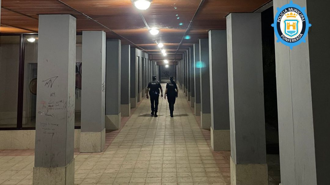 Unapareja de Policía Municipal patrulla por la noche Unapareja de Policía Municipal patrulla por la noche