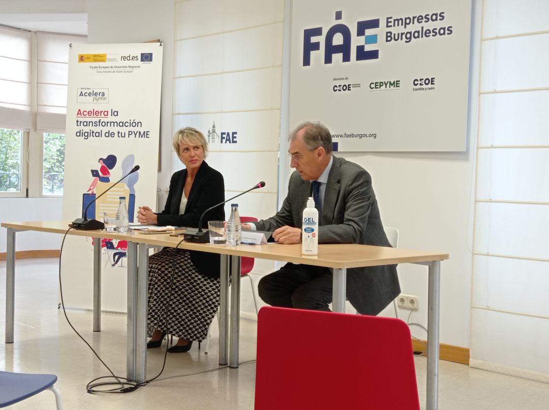 La secretaria de Estado de digitalizción junto al presidente de FAE en la Casa del Empresario La secretaria de Estado de digitalizción junto al presidente de FAE en la Casa del Empresario