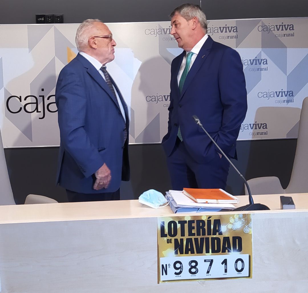 El vicepresidente del Banco de Alimentos, López Santaolalla (izda), junto al presidente de Caja Viva Caja Rural, Jesús Mª Hontoria, en la presentación de la lotería solidaria El vicepresidente del Banco de Alimentos, López Santaolalla (izda), junto al presidente de Caja Viva Caja Rural, Jesús Mª Hontoria, en la presentación de la lotería solidaria