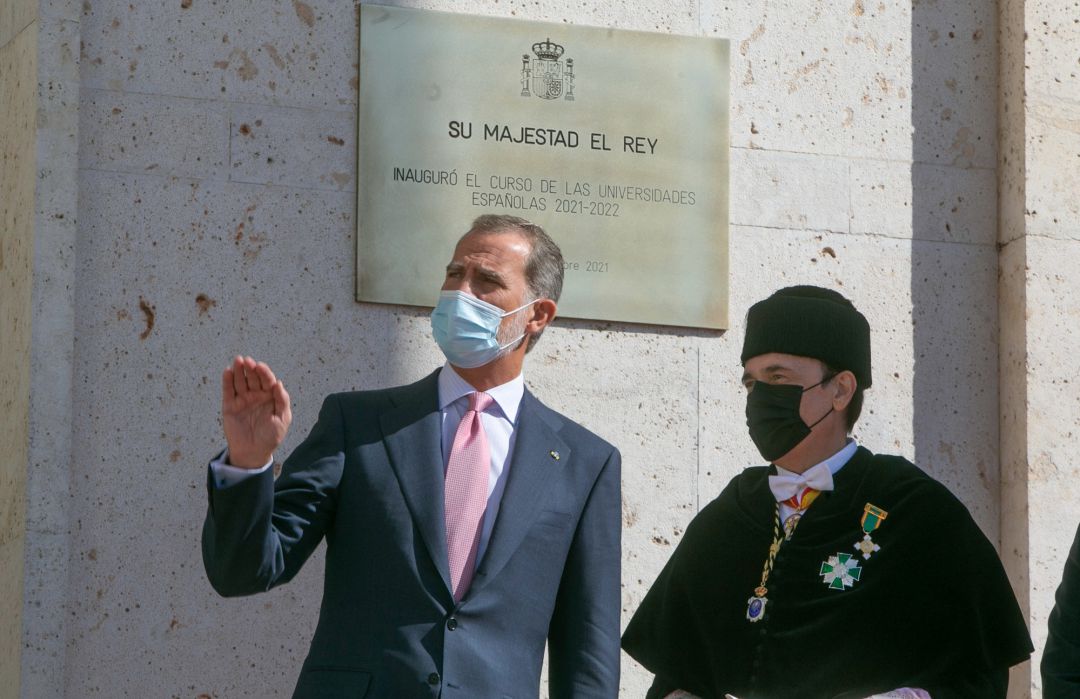 El Rey de España, Felipe VI, con el rector de la Universidad de Córdoba y presidente de la CRUE-Universidades Españolas, José Carlos Gómez Villamandos , en la inauguración de el curso académico 2021-22 de las universidades españolas a 20 de septiembre 2021 en Córdoba El Rey de España, Felipe VI, con el rector de la Universidad de Córdoba y presidente de la CRUE-Universidades Españolas, José Carlos Gómez Villamandos , en la inauguración de el curso académico 2021-22 de las universidades españolas a 20 de septiembre 2021 en Córdoba
