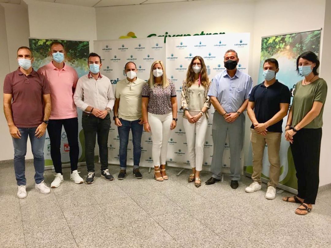 Colegios Elda, Petrer, ayuntamientos y Caixa Petrer en la presentación del acto de entrega de las "Banderas Verdes" Colegios Elda, Petrer, ayuntamientos y Caixa Petrer en la presentación del acto de entrega de las "Banderas Verdes"