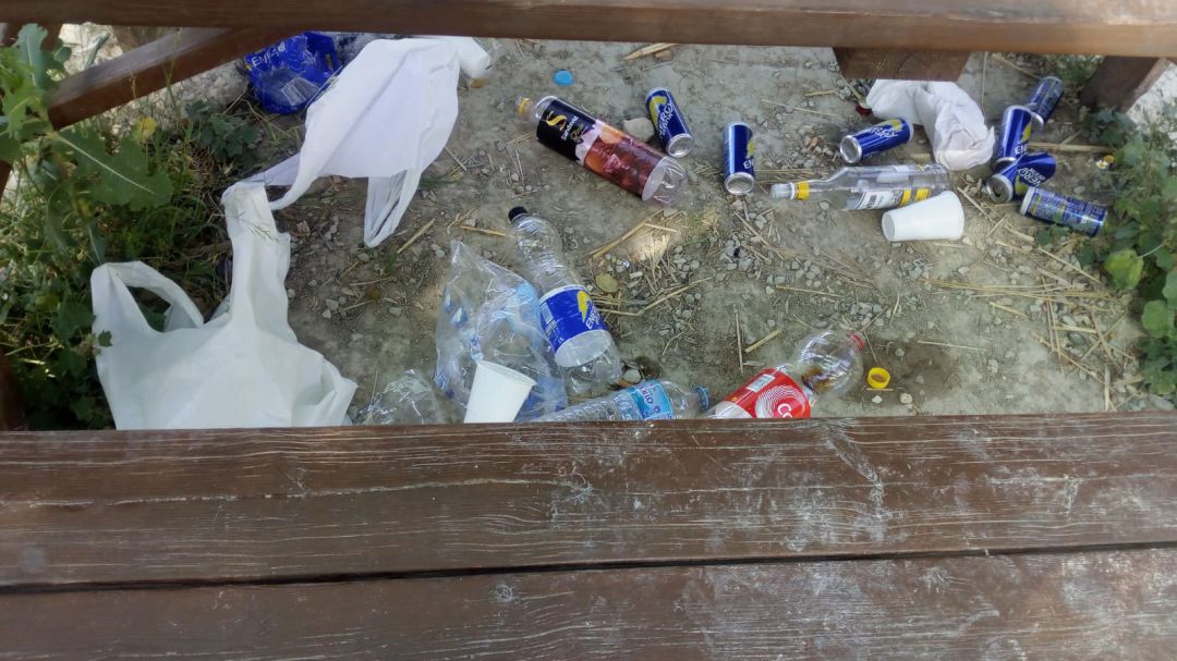 Restos del botellón en la Finca Ferrusa de Petrer Restos del botellón en la Finca Ferrusa de Petrer