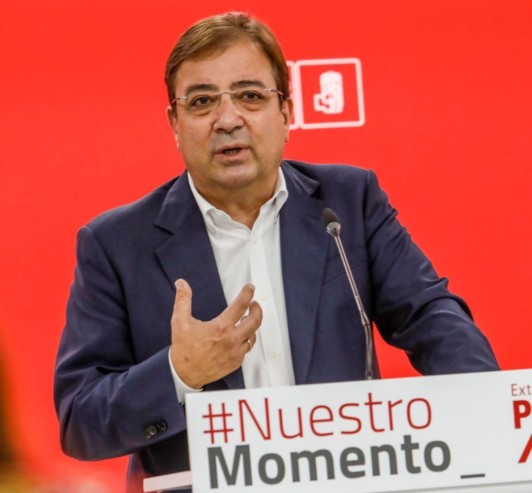 El secretario general del PSOE extremeño, Guillermo Fernández Vara, en rueda de prensa tras su proclamación para volver a repetir en el cargo
PSOE DE EXTREMADURA
El secretario general del PSOE extremeño, Guillermo Fernández Vara, en rueda de prensa tras su proclamación para volver a repetir en el cargo
PSOE DE EXTREMADURA