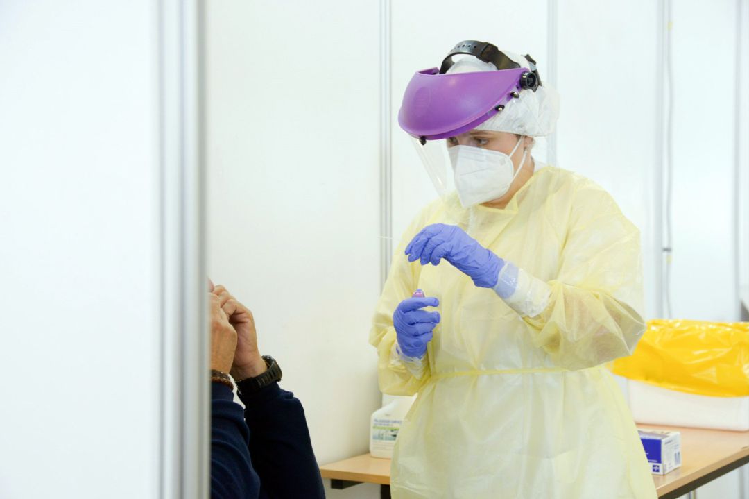 Archivo - Una enfermera realiza una prueba PCR Archivo - Una enfermera realiza una prueba PCR