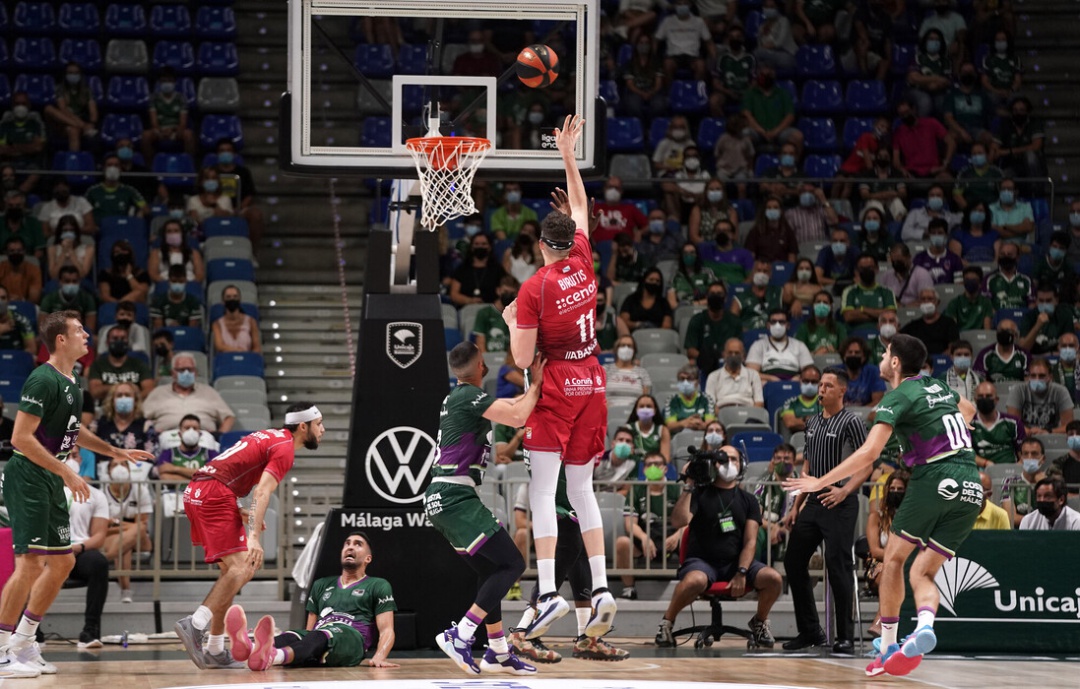 Laurynas Birutis lanza a canasta en el partido ante Unicaja Laurynas Birutis lanza a canasta en el partido ante Unicaja
