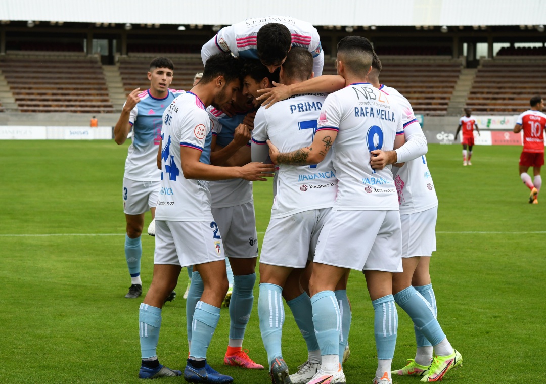Los jugadores del Compos celebran el gol marcado por Pablo Antas Los jugadores del Compos celebran el gol marcado por Pablo Antas