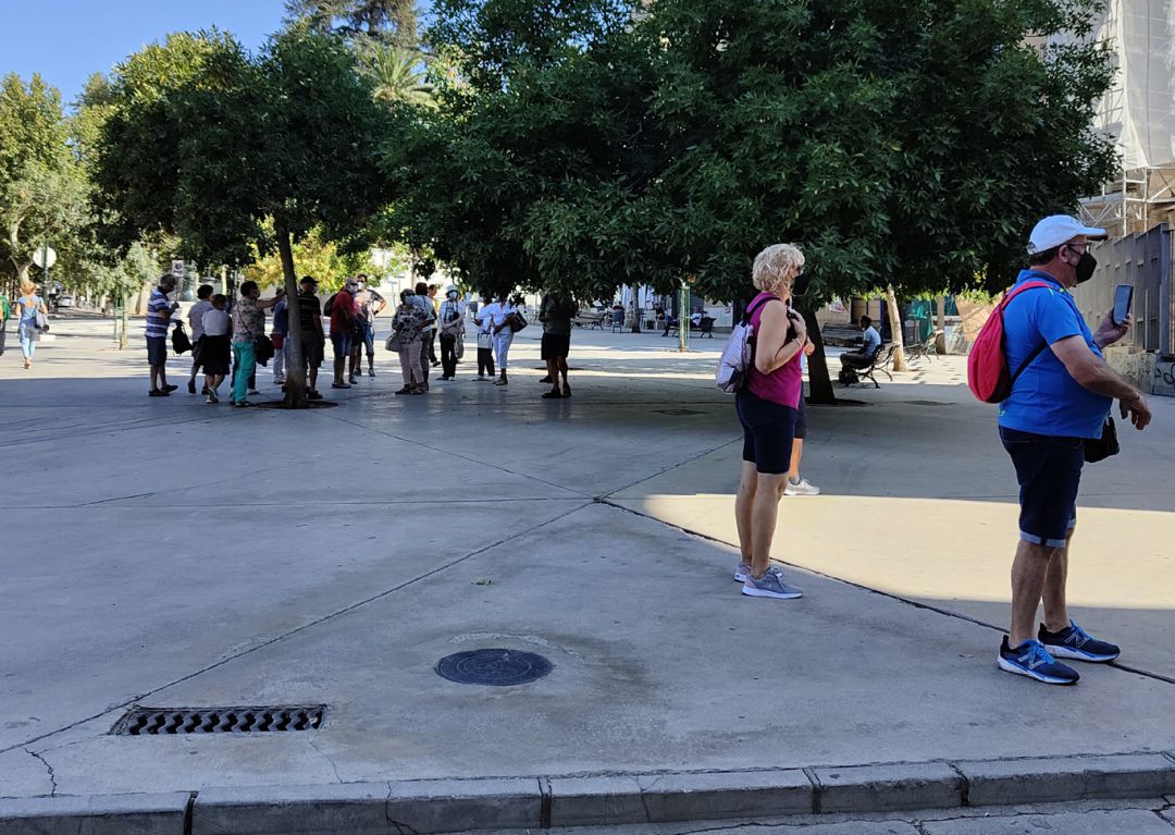 Un grupo de turistas en Granada, en la Plaza del Triunfo, este 20 de septiembre de 2021 Un grupo de turistas en Granada, en la Plaza del Triunfo, este 20 de septiembre de 2021