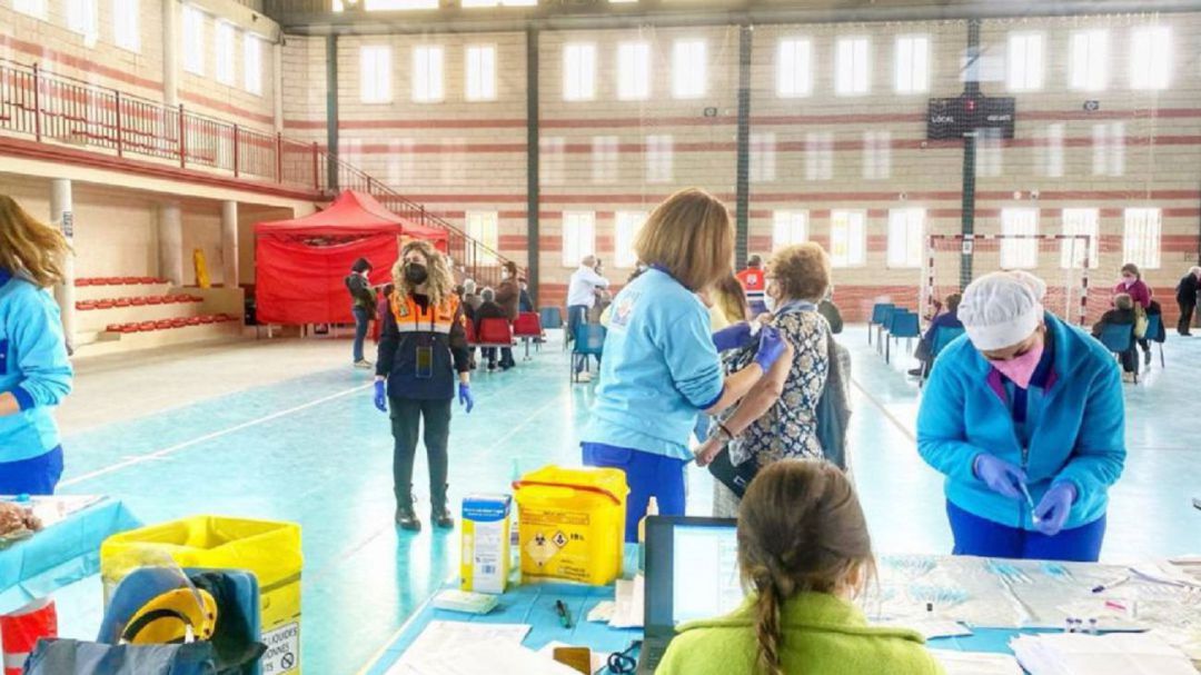 Una de las jornadas de vacunación masiva en el Pabellón Cubierto del Complejo Polideportivo Palomares Una de las jornadas de vacunación masiva en el Pabellón Cubierto del Complejo Polideportivo Palomares